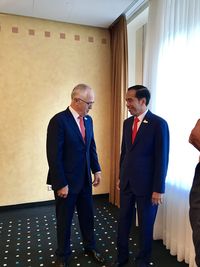 Saat Jokowi-Turnbull Ngintip Demo Bareng di Sela KTT G20 Jerman