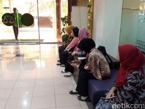 Bayar Sekolah Anak, Ibu-ibu Gadai Perhiasan di Pegadaian