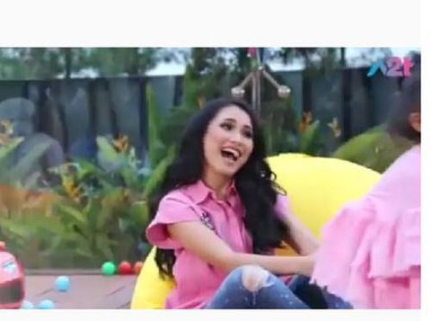 5 Momen Fashion Ayu Ting Ting yang Kontroversional