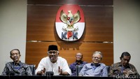 Hal itu disampaikan sejumlah mantan pimpinan KPK tersebut di Gedung Merah Putih, Jakarta, Jumat (7/7/2017).