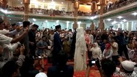 Saya terima nikah Sonia Ristanti anak kandung bapak untuk saya dengan mahar 20 mayam emas, tunai, kata Muzammil (Agus Setyadi/detikcom)
