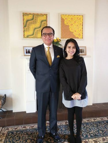 Ayu Ting Ting pakai legging saat bertemu Tantowi Yahya.