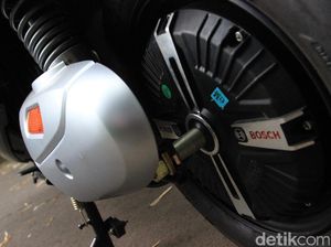 Ingat, Naik Motor Listrik Jangan Overload, Bisa Panas