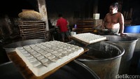 Para perajin memproduksi tahu di salah satu rumah industri di Jakarta, Jumat (6/7/2017). 