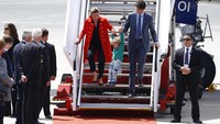 PM Kanada Justin Trudeau bersama istri dan anaknya Sophie Trudeau dan Hadrien tiba di Bandara Hamburg, Kamis (6/7) waktu setempat. Morris MacMatzen/Getty Images.