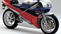 Motor dengan mesin V4 terbaik dimiliki Honda RC45. Motor yang populer di 1980’an ini dikatakan menjadi motor terbaik dengan mesin V4. Foto: Visordown