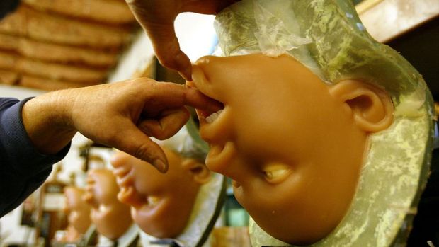 Ilustrasi proses produksi boneka seks