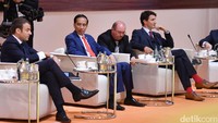 Jokowi duduk dengan diapit Emmanuel Macron dan Justin Trudeau. Laily Rachev/Setpres.