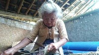 Di usianya yang sudah tiga digit, Mbah Suparni masih terlihat sehat. Hidup di dunia itu jangan gagah-gagahan. Kalaupun memang gagah, jangan sampai mengaku gagah, ujarnya soal tips menjaga kesehatan. (Usman Hadi/detikcom)