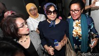 Joice tampak didampingi oleh pengacara dan putrinya.