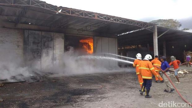 Gudang Pabrik Triplek di Trenggalek Terbakar
