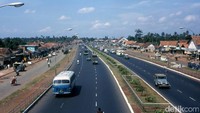 Jalanan di Ibukota Jakarta yang lenggang dan sedikit kendaraan bermotor, membuat Jakarta bebas polusi. Berbeda dengan saat ini yang penuh sesak gedung bertingkat dan selalu diwarnai kemacetan setiap harinya. (Foto: Istimewa)