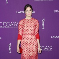 Merah identik dengan seksi namun Mandy Moore memberikan kesan yang lebih modest menggunakan gaun merah panjang. Foto: Getty Images