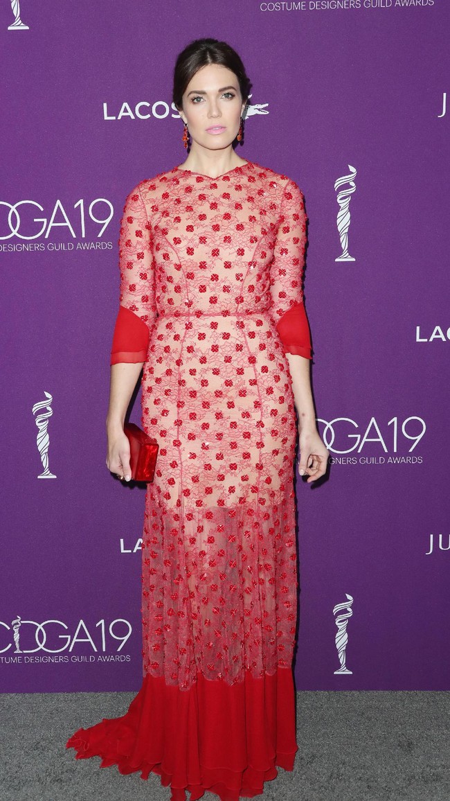 Merah identik dengan seksi namun Mandy Moore memberikan kesan yang lebih modest menggunakan gaun merah panjang. Foto: Getty Images