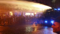 Polisi anti huru hara Jerman menembakan water cannon ke arah demonstran. Pawel Kopczynski/Reuters.
