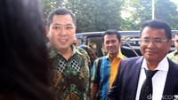 Hary Tanoe datang didampingi pengacaranya, Hotman Paris.