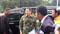 Hary Tanoe tiba di Direktorat Siber Bareskrim Polri, Jakarta Pusat, Jumat (7/7/2017) sekitar pukul 08.50 WIB. Ia tampak mengenakan batik warna hijau.