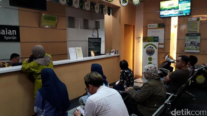 Usai libur Lebaran kantor Pegadaian didatangi nasabah. Salah satunya di Kantor Pusat Pegadaian, Kramat, Jakarta