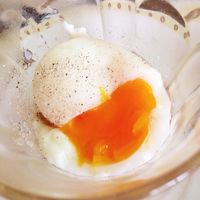 Telur setengah matang yang jadi favorit di kedai ini.