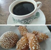 Kopi dan camilan enak di Kedai Kopi Atek.