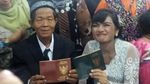 Tawa Bahagia Orang Tua Bayi yang Lahir di Gang Sempit Saat Menikah