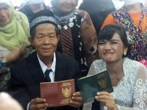 Orang Tua Bayi yang Lahir di Gang Sempit Menikah Resmi