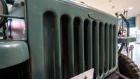 Grille Toyota BJ. Ichiro Taira menjadi test driver menjajal mobil prototipe ini menuju 6-10 cek poin di Gunung Fuji, Jepang di tahun 1951. Saat itu orang-orang bersikap skeptis, mungkinkah mobil four wheel drive bisa menjangkau Gunung Fuji yang ketinggiannya mencapai 3.775 meter. Pool/dok Toyota.