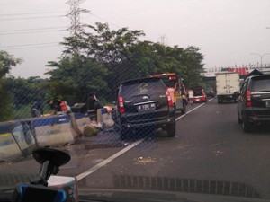 Mobil Alami Kecelakaan Tunggal di KM 47 Tol Cikampek-Jakarta