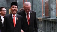 Keduanya nampak tersenyum bersama. Momen keakraban keduanya terlihat dari tangan Erdogan yang menggenggam lengan Jokowi. (Foto: Biro Pers Setpres)