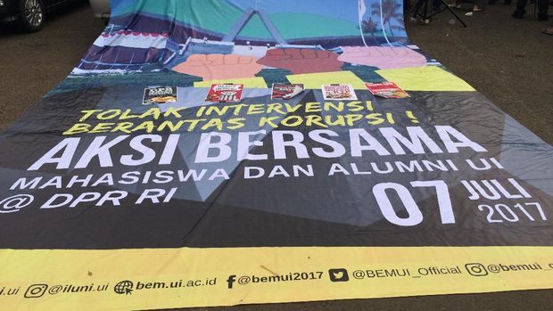 Spanduk saat aksi tolak hak angket di DPR