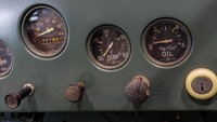 Aneka panel instrumen yang masih sederhana dan analog. Nama Land Cruiser sendiri diberikan oleh Direktur Teknologi Toyota Hanji Umehara pada bulan Juni 1954. Pool/dok Toyota.