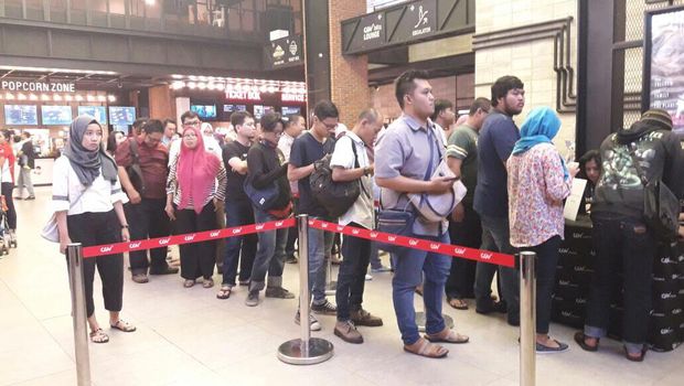 Penonton Mengular D'Hot Movie Night with F3 Black Edition Surabaya