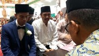 Akad nikah berlangsung di Masjid Agung Al-Makmur, Banda Aceh. Sebelum ijab qabul, Muzammil melantunkan ayat suci Alquran yakni surat An-Nisa, Ar-Rum dan At-Tahrim.  (Foto: Agus Setyadi)