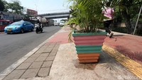 Pot-pot bunga juga dicat warna-warni.