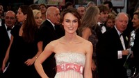 Kadang mereka membuat (payudaraku) lebih besar dari yang sebenarnya. Aku bahagia dengan ukuranku, tapi aku gapapa sih (dengan Photoshop) kecuali mereka bikinnya jadi melorot, kata Keira Knightley, bintang film Pride and Prejudice, seperti dikutip dari Gurl. Foto: Getty Images