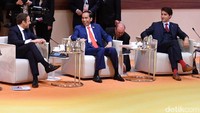 Dalam pertemuan, Jokowi duduk di antara Justin Trudeau (kanan) dan Emmanuel Macron (kiri). Laily Rachev/Setpres.