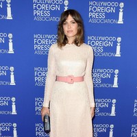 Kali ini gaun malam Mandy Moore tampak lebih minimalis dengan pilihan potongan dress selutut warna putih dilengkapi belt besar. Foto: Getty Images
