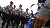 Jumat (7/7), ratusan prajurit polisi ikut menggelar gladi bersih untuk puncak perayaan HUT Polri ke-71.