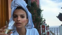 Emily Ratajkowski tampaknya mengikmati betul perjalanannya ke Italia (@emrata/Instagram)