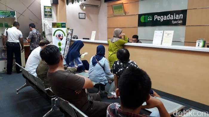 Usai libur Lebaran kantor Pegadaian didatangi nasabah. Salah satunya di Kantor Pusat Pegadaian, Kramat, Jakarta