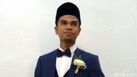 Gaya berpakaian Muzammil saat akad nikah menarik perhatian. Ia mengenakan setelan jas berwarna biru dipadukan dengan dasi kupu-kupu. (Foto: Agus Setyadi)