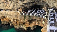 Ada pula foto restoran di dalam gua dengan view menghadap lautan. Foto itu diambil di Polignano (@emrata/Instagram)