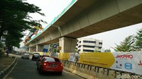 Pembangunan LRT di Jalan Kelapa Sawit Raya Kelapa Gading Jakarta Utara, sudah masuk tahap pemasangan box girder.