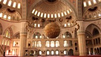 Dibangun dari tahun 1967-1987, awalnya ide pembangunan Masjid Kocatepe sudah dipikirkan jauh hari pada tahun 1940. Mulanya adalah dari Wakil Presiden Turki Bagian Agama saat itu, Ahmet Hamdi Akseki yang membentuk Komunitas Pembangun Masjid di Yenisehir, Ankara (Thinkstock)