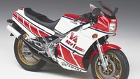 Motor pertama yang mengusung mesin V4 terbaik, dimiliki Yamaha RZV500R. Motor ini dizamannya menjadi salah satu motor terbaik, karena motor ini merupakan motor replika MotoGP 1980. Kemewahan terlihat pada bahan material yang diberikan seperti sasis alumunium. Motor asal Jepang ini pun sanggup berlari setara dengan 64 tenaga kuda. Foto: Visordown