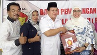 Fungsionaris DPP Partai Gerindra Dial Hasan menyerahkan berkas pendaftaran sebagai Bakal Calon (Bacalon) Walikota Bekasi. Berkas Dial diterima langsung oleh Ketua DPC Partai Gerindra Kota Bekasi Supandi, di kantor DPC Partai Gerindra, Bekasi.