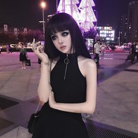 Kina Shen Tak hanya cantik, wanita asal China tersebut juga punya wajah yang mirip boneka hidup dan tokoh animasi. Tampilan Kina Shen memang tidak bisa dibilang natural. Ia terlihat menerapkan makeup tebal dan lensa kontak. Ia pun sering tampil dengan gaya rambut berbeda, mulai dari hitam panjang, hijau pendek, hingga setengah hitam setengah putih. Foto: Instagram Kina Shen