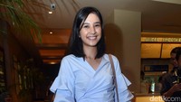 Sedangkan Mikha Tambayong tampil serba biru di acara tersebut. Pool/Noel/detikFoto.