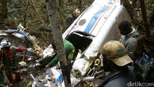 Penampakan Puing Pesawat AMA yang Jatuh di Gunung Napua Wamena