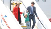 Gaya Hadrien Trudeau saat menuruni tangga pesawat. Sean Gallup/Getty Images.